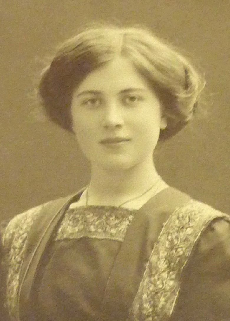 raringaringmuseum_ingelssonbettypetreaursula_1895-1987_ung_red_p.jpg